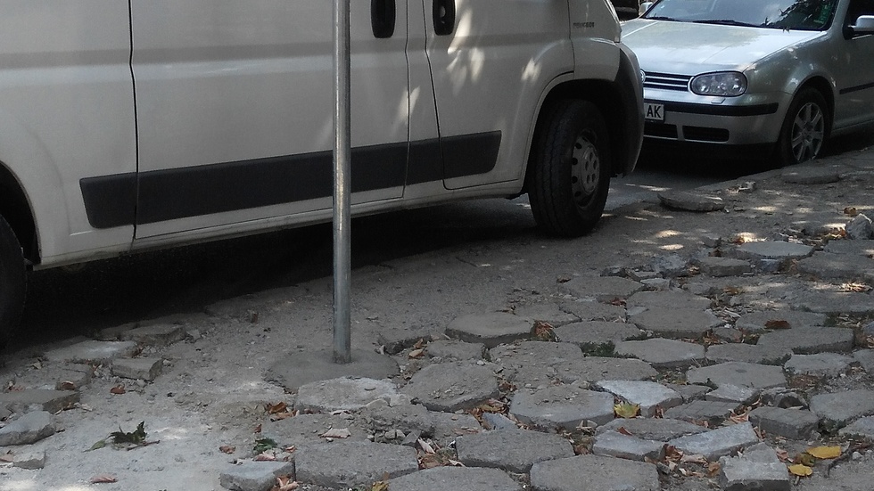 Разбит тротоар