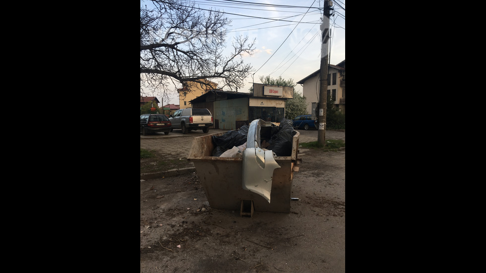 Боклуци около парка