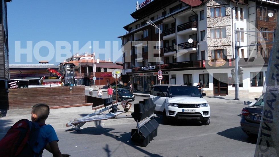 Светофар падна върху автомобил