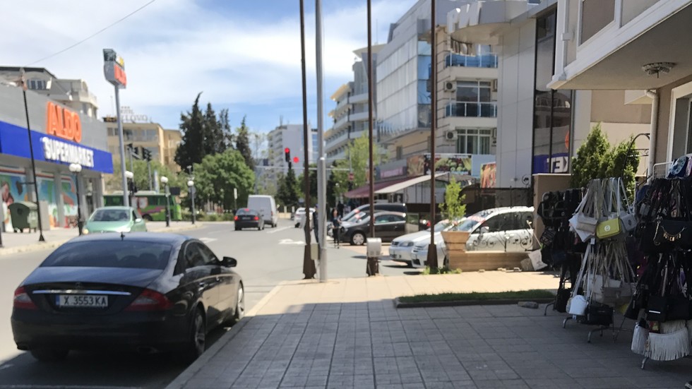 Коли на тротоар в "Слънчев бряг"