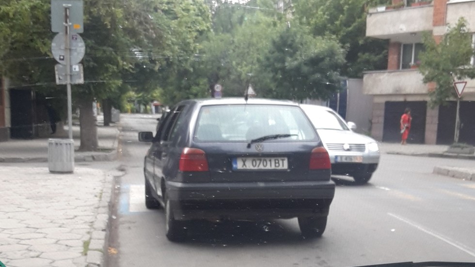 Паркиране по пешеходна пътека